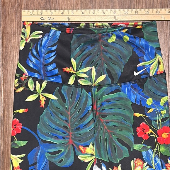 🔥🔥🔥Nike Blue and Green Leggings with Vibrant Print Size Medium🔥🔥🔥 - Picture 3 of 7